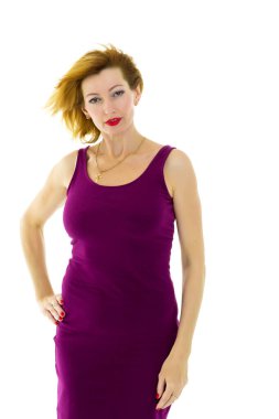 Güzel bir genç kadın rüzgarda duruyor, rüzgar onu hareket ettirir