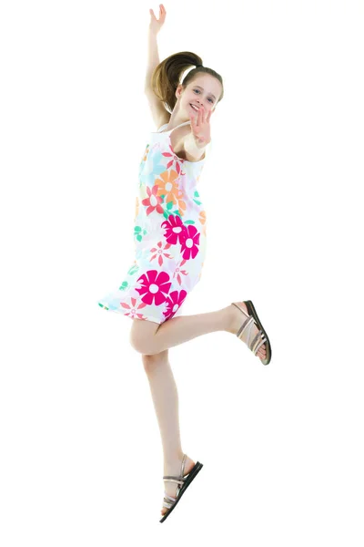 小さな女の子がジャンプしています。幸せな子供時代、屋外の概念 — ストック写真