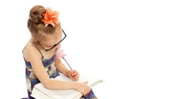 Little girl with a book.Isolated over white background — Stock Photo, Image