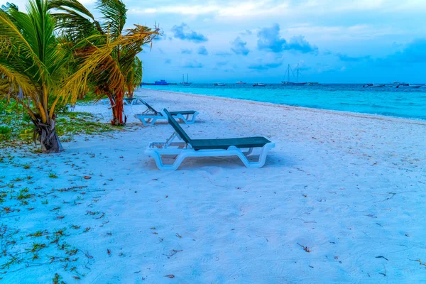Cadeiras de estar em uma bela praia tropical nas Maldivas — Fotografia de Stock