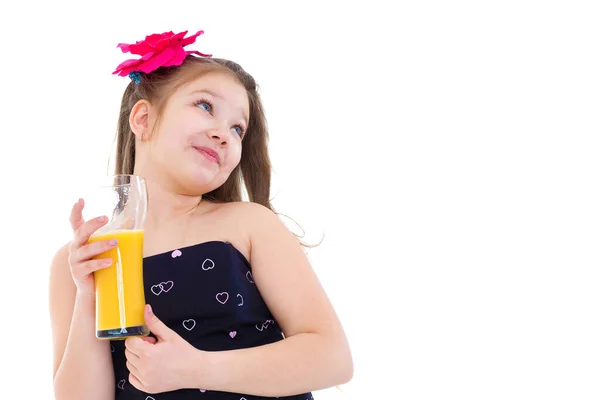 Jeune fille avec un verre de jus d'orange . — Photo