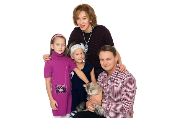 Famiglia con un gatto siberiano. Isolato su sfondo bianco — Foto Stock