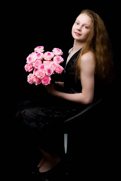Retrato de estúdio de uma bela adolescente em idade escolar com — Fotografia de Stock