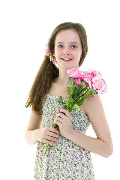 Klein meisje met een boeket bloemen. Concept vakantie, zomer — Stockfoto