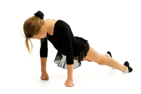O pequeno ginasta executar um elemento acrobático no chão. — Fotografia de Stock