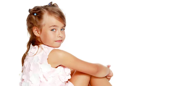 Портрет маленької дівчинки крупним планом. Ізольовані на білому тлі . — стокове фото