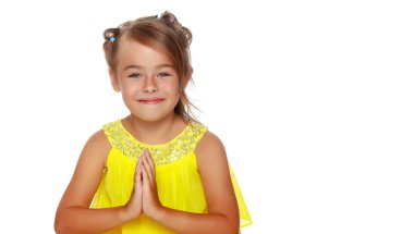 Küçük bir kızın portresi. Beyaz arka planda izole edilmiş..