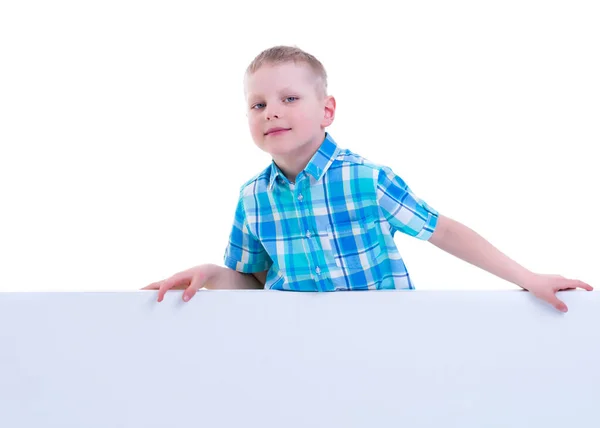 Un petit garçon regarde par derrière une bannière vide. — Photo