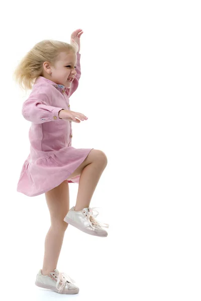 Kleines Mädchen in einem Kleid, das sich im Wind entwickelt. — Stockfoto