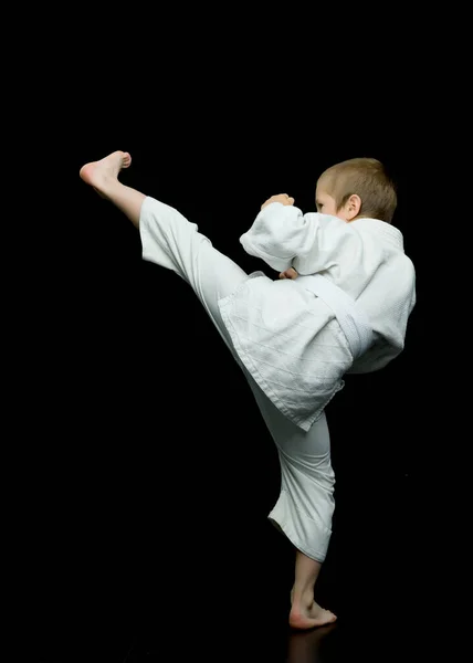 A little boy in a white kimono fulfills blows — Stock Photo, Image