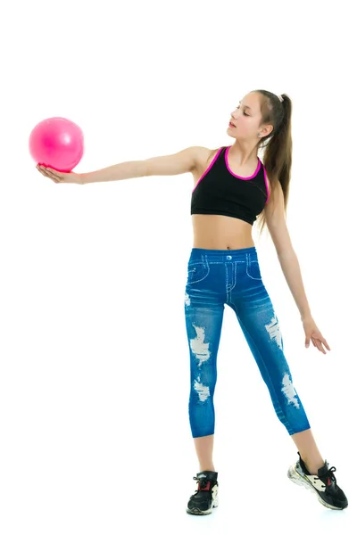 Meisje turner voert oefeningen met de bal. — Stockfoto
