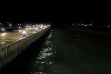 Gün doğumunda Lüks Maldivler tatil su villa ve ahşap yol