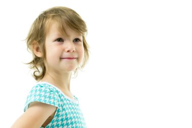 Stüdyoda poz veren küçük kız. Yakın plan..