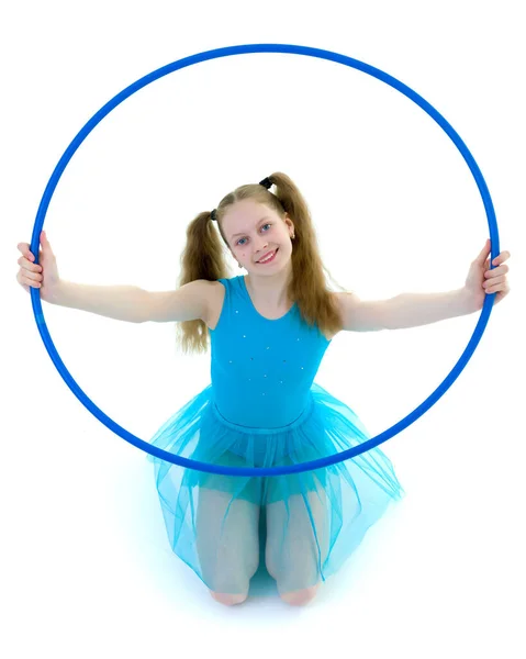 A girl gymnast performs an exercise with a hoop. — Stock Photo, Image