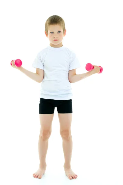 Un niño está levantando pesas . — Foto de Stock