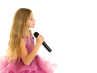 Beyaz arka planda karaoke yapan Kafkas çocukları