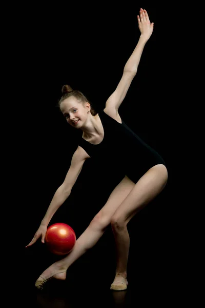 Kız jimnastikçi, topla egzersiz yapıyor.. — Stok fotoğraf