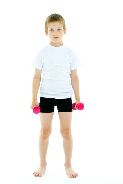 Un niño está levantando pesas . — Foto de Stock