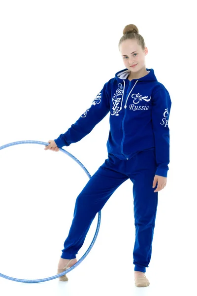 A girl gymnast performs an exercise with a hoop. — Stock Photo, Image