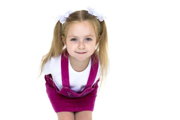 Kleines Mädchen posiert im Studio auf weißem Hintergrund. — Stockfoto