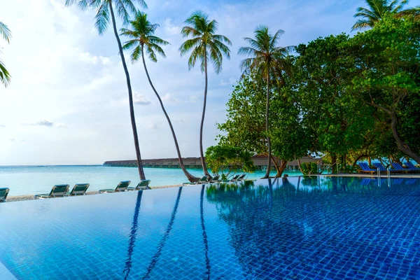 Private oceanfront pool with submerged loungers in a luxury reso — Stock Photo, Image