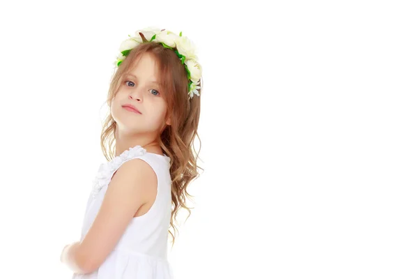 Retrato de una niña de primer plano.Aislado sobre fondo blanco. —  Fotos de Stock