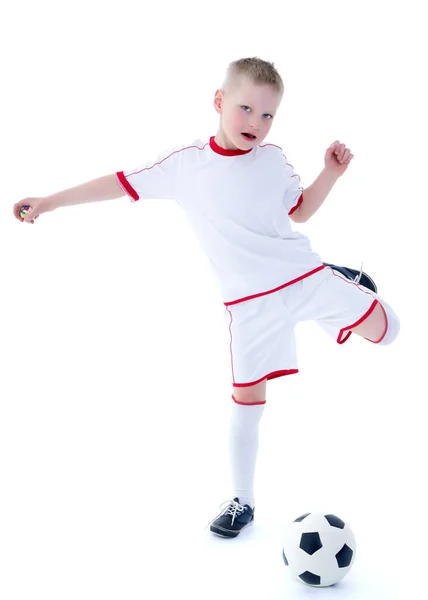 一个穿着纯白色 t恤的小男孩正在玩袜子 — 图库照片