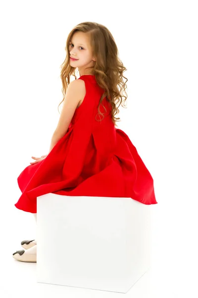 Schöne blonde Mädchen in rotem Kleid posiert vor der Kamera in Stu — Stockfoto