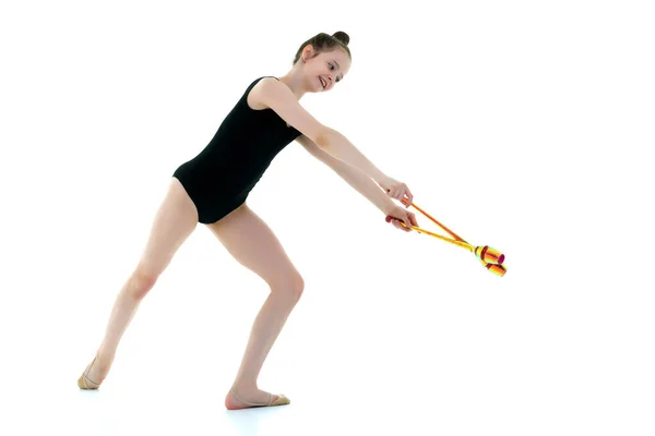 Una chica gimnasta realiza ejercicios con una maza. — Foto de Stock