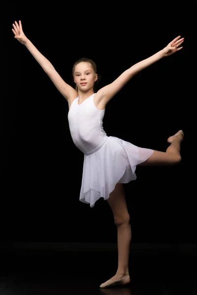 Retrato de longitud completa de una encantadora chica gimnasta en vestido elegante. — Foto de Stock