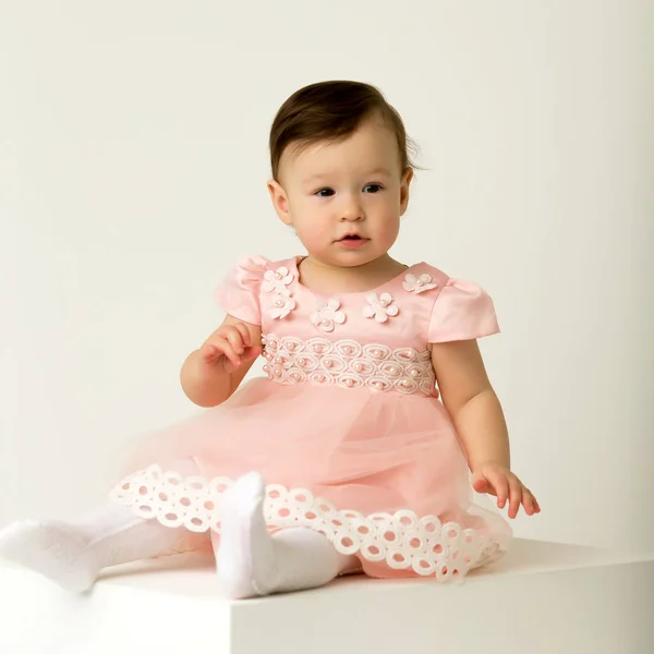 Bonito adorável criança menina vestindo agradável rosa vestido posando para ca — Fotografia de Stock