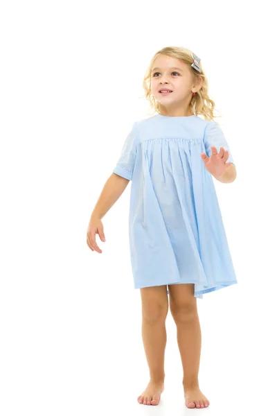 Zarif elbiseli küçük bir kız. Mutlu bir çocukluk, sağlıklı bir yaşam tarzı.. — Stok fotoğraf