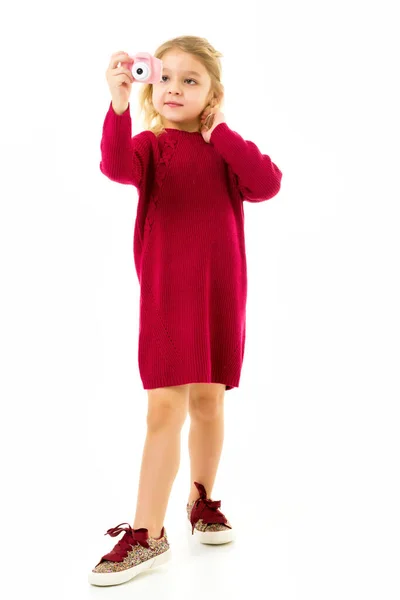 Прекрасна блондинка маленька дівчинка робить селфі з іграшковою камерою — стокове фото