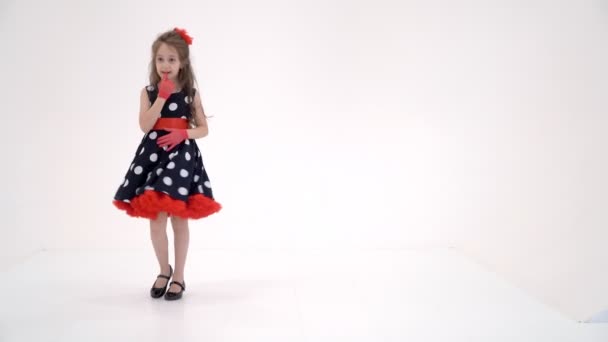 Όμορφο κορίτσι σε ένα μακρύ φόρεμα χορεύει με απλωμένο χέρι — Αρχείο Βίντεο