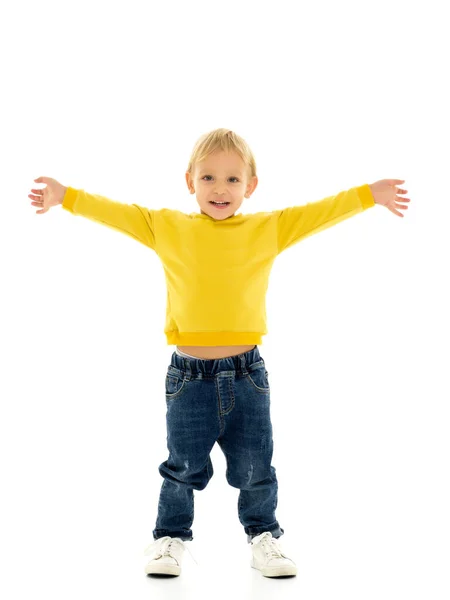 Het jongetje zwaait emotioneel met zijn armen.. — Stockfoto