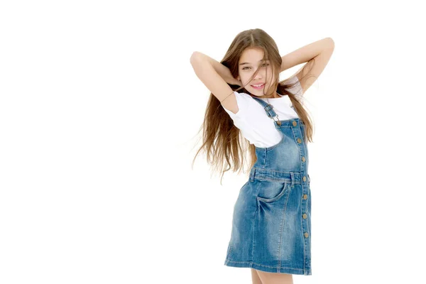 Uma menina corrige o cabelo . — Fotografia de Stock