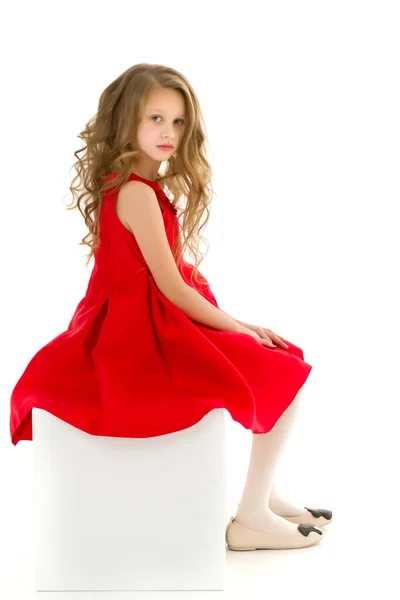 Linda menina loira em vestido vermelho posando na frente da câmera em Stu — Fotografia de Stock