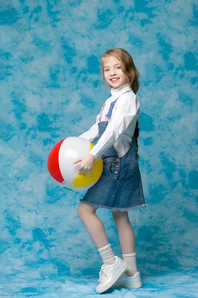 Маленька дівчинка грає з м'ячем. — стокове фото