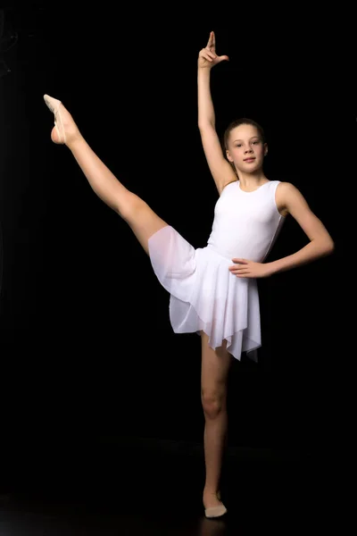 Retrato de comprimento total de uma menina ginasta encantadora em vestido elegante. — Fotografia de Stock