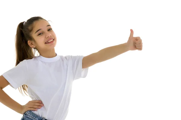 Emotioneel klein meisje in een schoon wit T-shirt. — Stockfoto