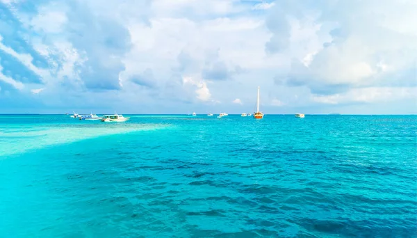 Jacht bij de pier van een prachtig eiland in de Malediven. — Stockfoto