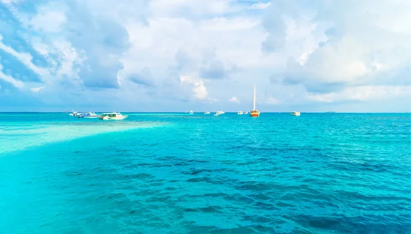 Yate cerca del muelle de una fabulosa isla en las Maldivas. — Foto de Stock