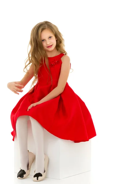 Linda menina loira em vestido vermelho posando na frente da câmera em Stu — Fotografia de Stock