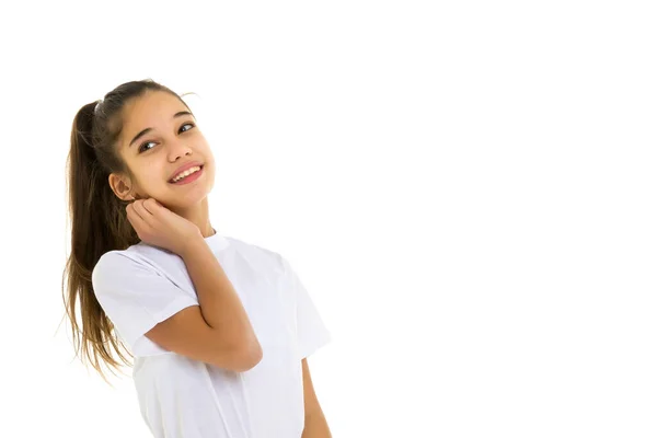 Emotioneel klein meisje in een schoon wit T-shirt. — Stockfoto