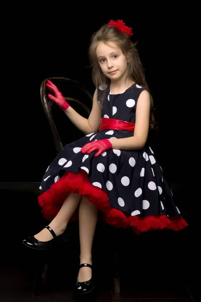Portræt af Coquettish Girl Posing på isoleret sort baggrund - Stock-foto
