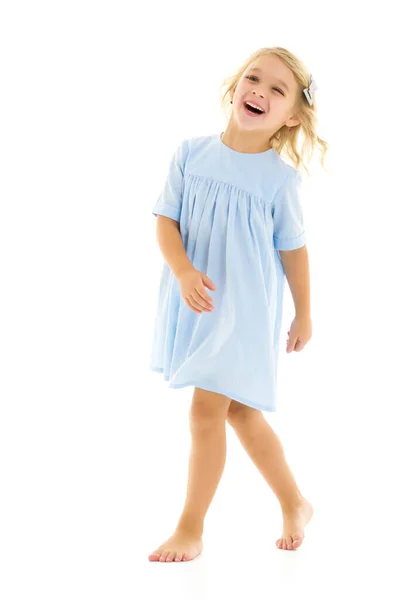 Очаровательная маленькая девочка счастливо смеется в студии — стоковое фото