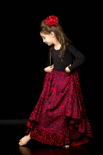 Menina encantadora no vestido vintage dançando contra o estúdio preto de volta — Fotografia de Stock