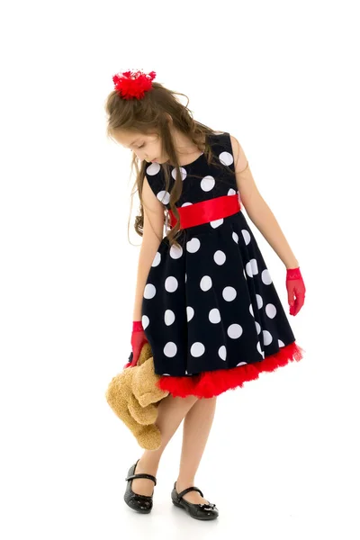 Muito longo cabelos menina vestindo Polka Dot vestido posando com ursinho de pelúcia — Fotografia de Stock