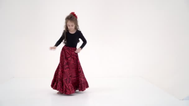 Krásná dívka v dlouhých šatech tanec s nataženou rukou — Stock video