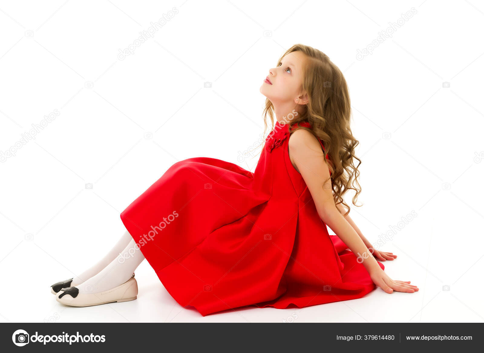 Симпатичная девочка подросток сидящая на полу с коленями стоковое фото